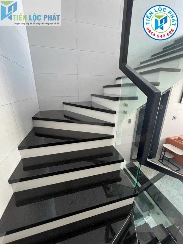 Cầu thang đá sân vườn đen