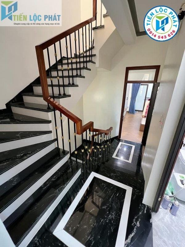 đá cầu thang