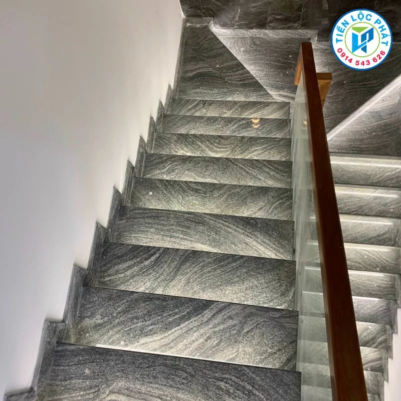 đá cầu thang