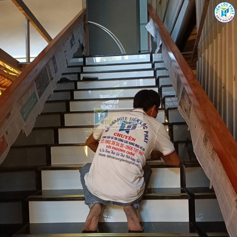 đá cầu thang