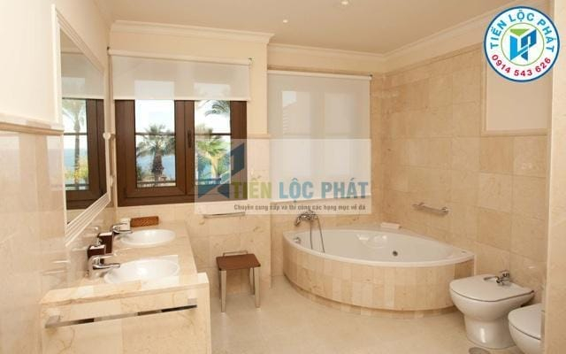 Đá ốp lát tự nhiên tạo điểm nhấn cho phòng tắm ấn tượng