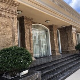 Mặt tiền đá sân vườn