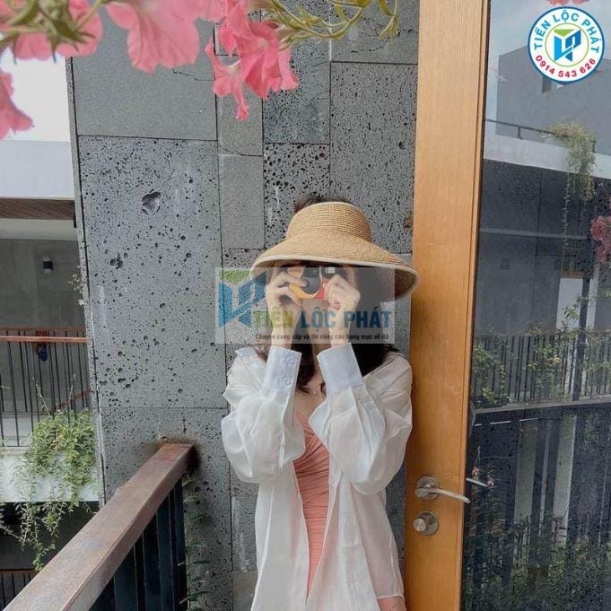 da ong xam op tuong ban cong 2 Đá bóc vàng ốp ban công