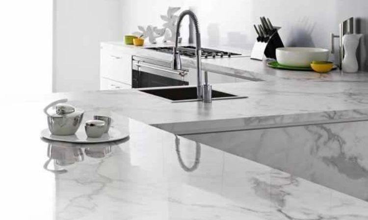 mặt bếp đá sân vườn trắng