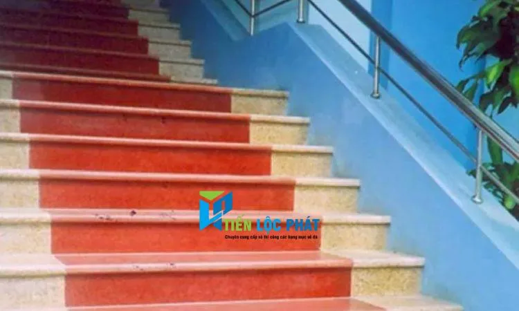 Các bước làm sạch cầu thang granito
