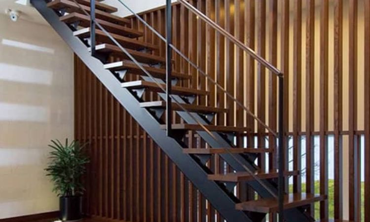 cầu thang sắt ốp đá sân vườn