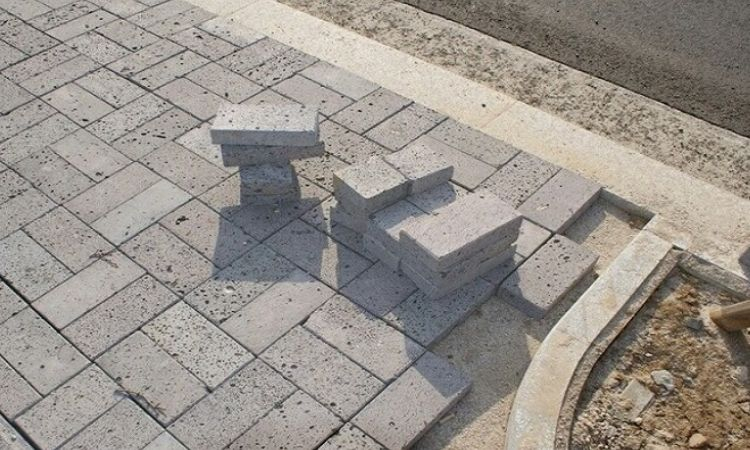 đá ong xám lát sân vườn