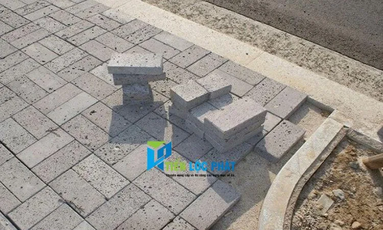 đá ong xám lát sân vườn