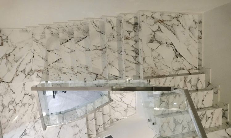 ốp cầu thang đá sân vườn q2