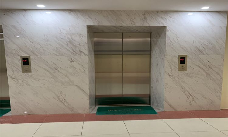 Gạch men ốp thang máy