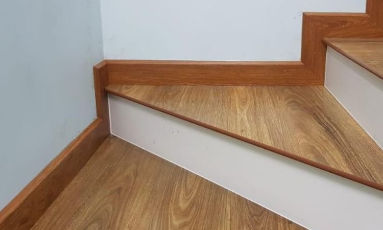 ốp chân tường cầu thang chìm hay nổi?