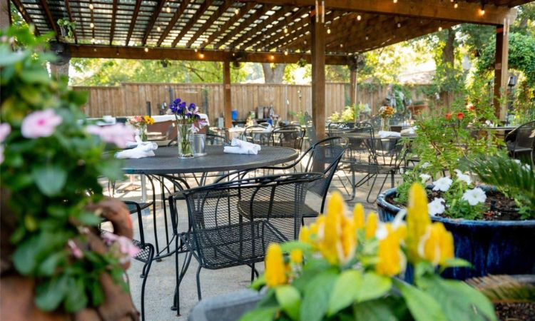 Lựa chọn nội thất không phù hợp với không gian sân vườn