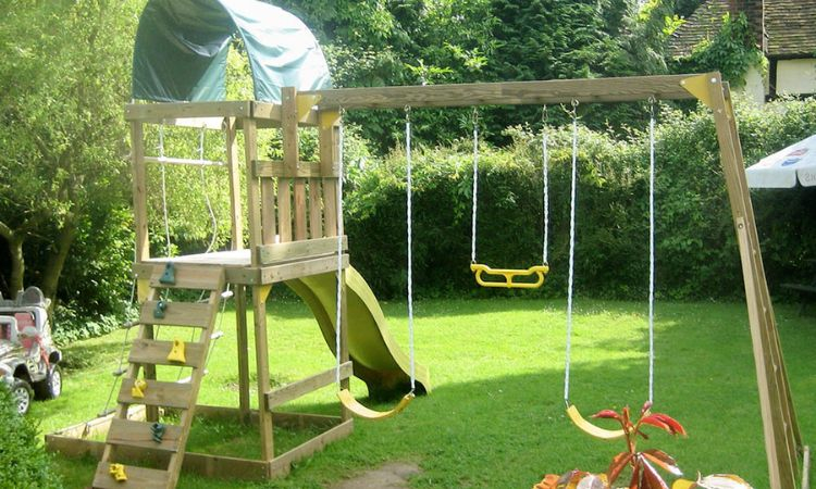 Sân vườn có không gian chơi cho trẻ em