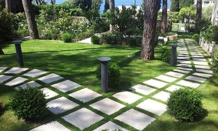 Sân vườn với lối đi lát đá