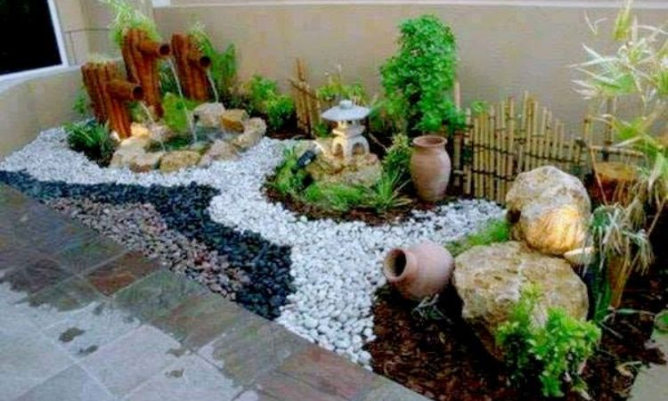 Tiểu cảnh với cây xanh, hòn cuội, sỏi, chậu đất nung