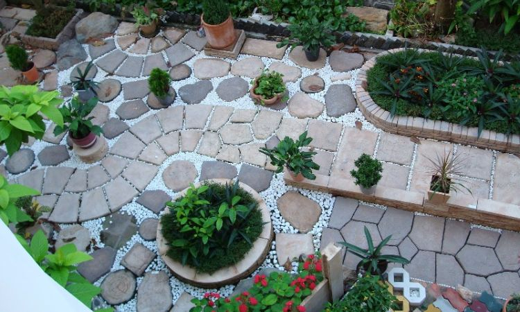 Tiểu cảnh xây dựng từ gạch, xi măng đơn giản