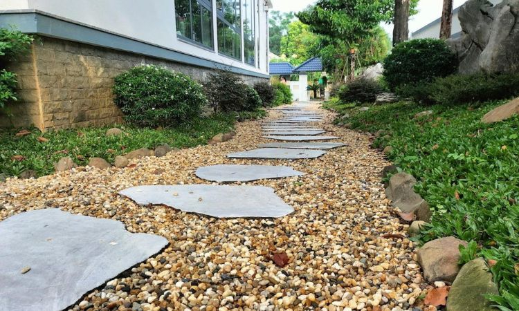 Trang trí sân vườn với đá cuội và sỏi