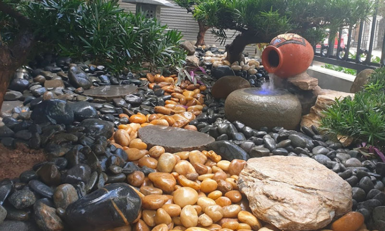 trang trí sân vườn bằng đá cuội