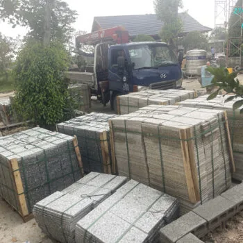 Kiểm tra kiện đá trước khi bàn giao tại công trình